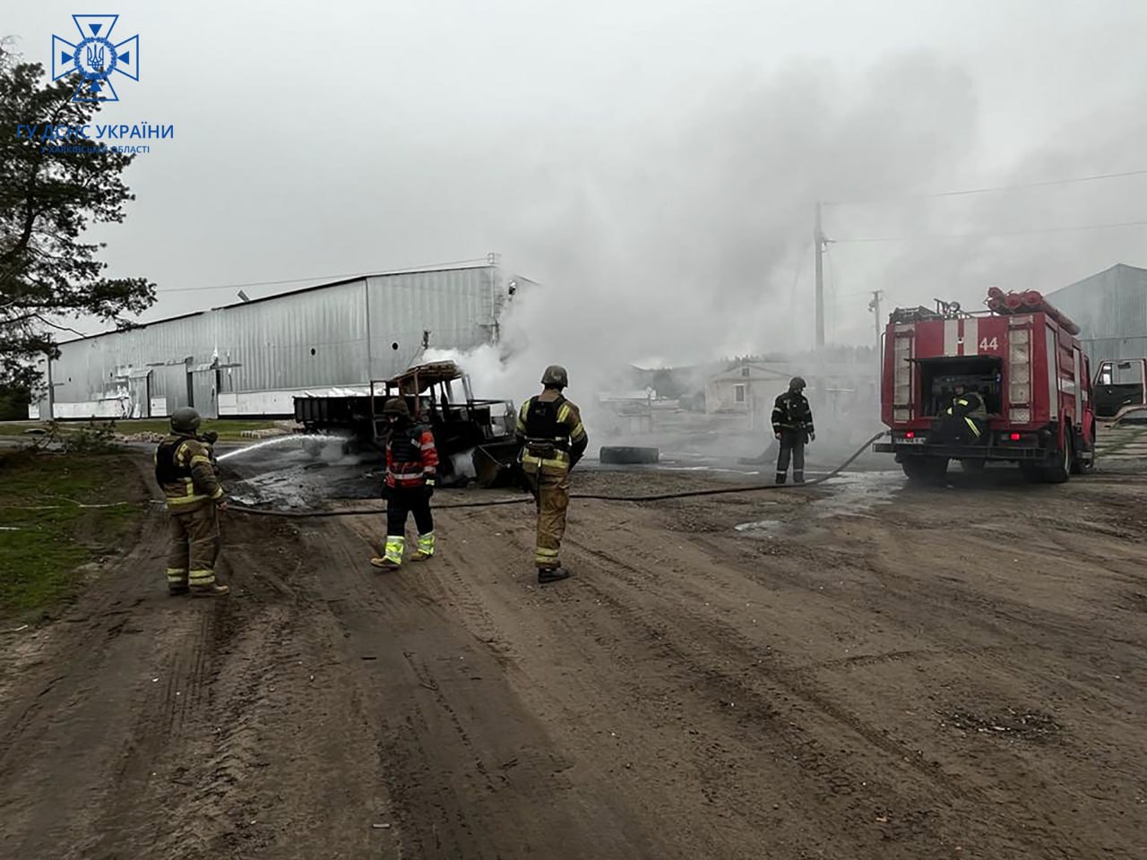 Ліквідували пожежу після обстрілу Харківщини рятувальники
